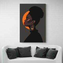 Tableau femme noire de profil canape blanc