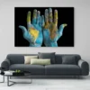 tableau main avec carte du monde paysage 3 2 4.webp