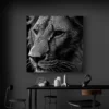 Tableau lion art digital mur noir.webp