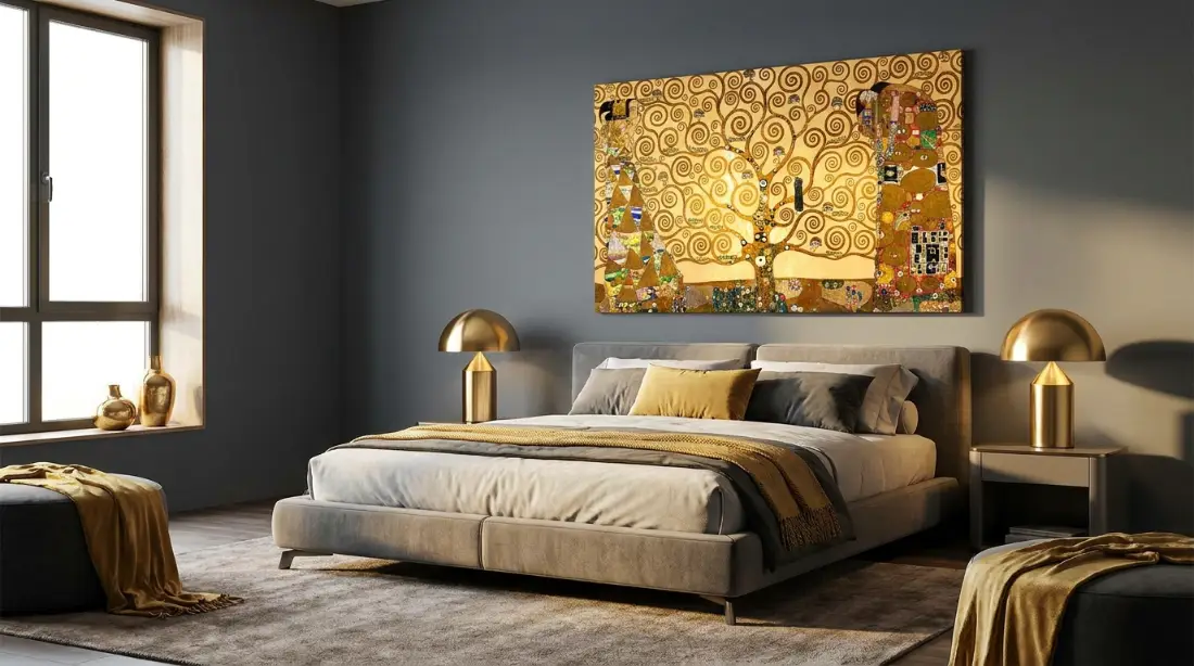 Pourquoi les tableaux de Gustave Klimt sont le secret d'une déco luxueuse et chaleureuse ? chambre moderne contemporaine aux murs froids réchauffée par reproduction tableau Arbre de Vie Klimt dorure art nouveau ambiance boudoir