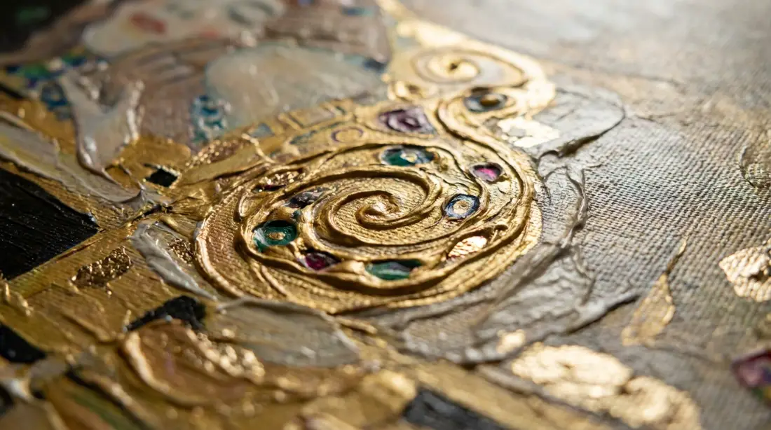 Pourquoi les tableaux de Gustave Klimt sont le secret d'une déco luxueuse et chaleureuse ? gros plan reproduction tableau Klimt textures peinture dorure reflets or détails art nouveau qualité toile reproduction