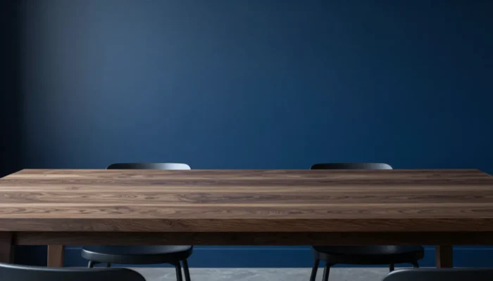 Table de salle à manger aux murs bleu sombre