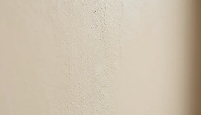 Mur texturé en peinture à la chaux beige