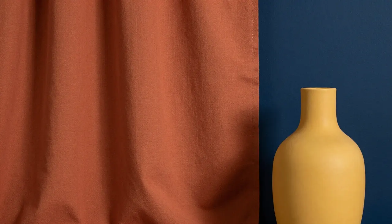 Rééquilibrer les couleurs Mur bleu avec touches terracotta